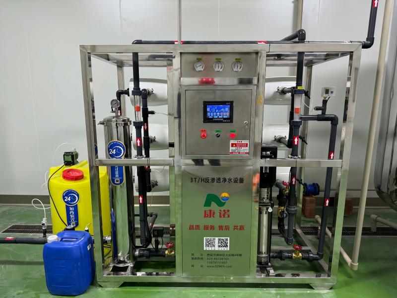泸县食品车间 3t/h 反渗透净水设备主机实拍